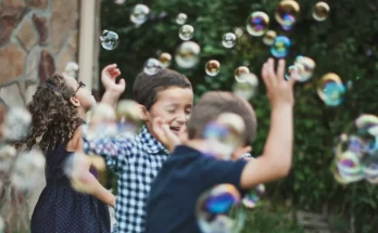 Niños festejando