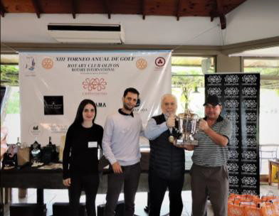 Nuestro presidente Enrique Vivot entrega el trofeo al ganador del XIII torneo de Golf.